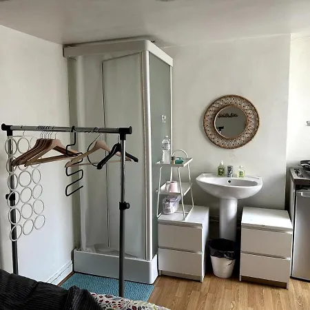 Independent 6 Apartment